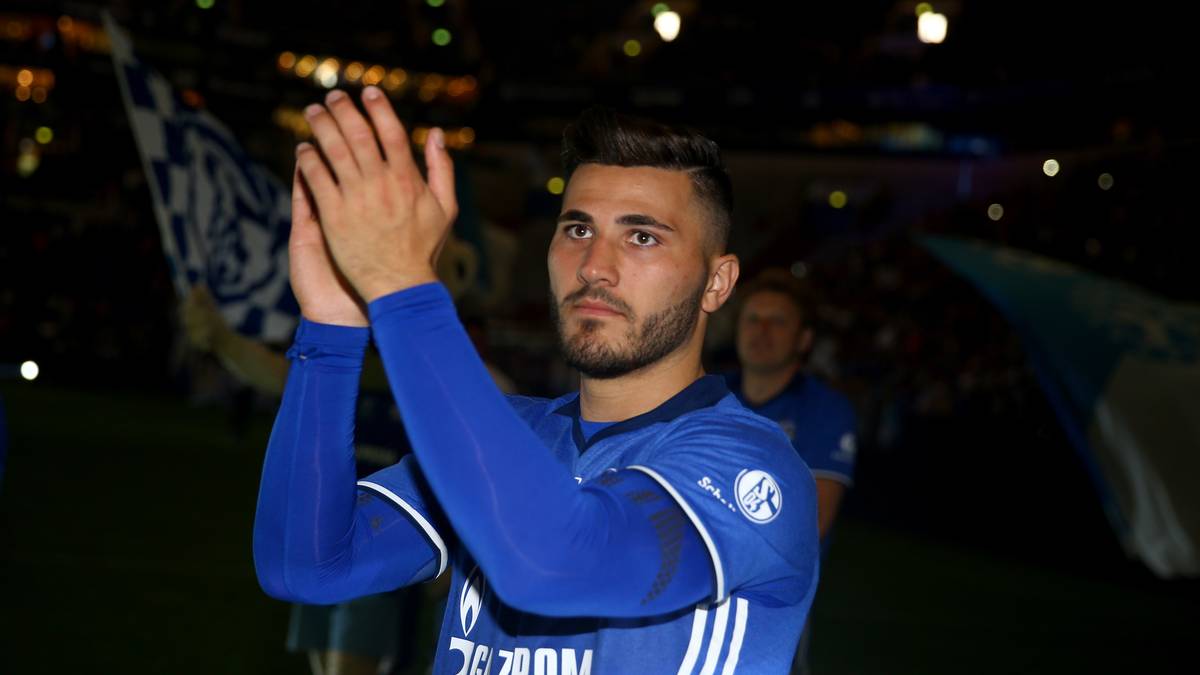 Ebenfalls ablösefrei wechselt SEAD KOLASINAC. Der 23-Jährige spielte seit der Jugend beim FC Schalke, künftig verteidigt er jedoch links in der Abwehrkette des FC Arsenal