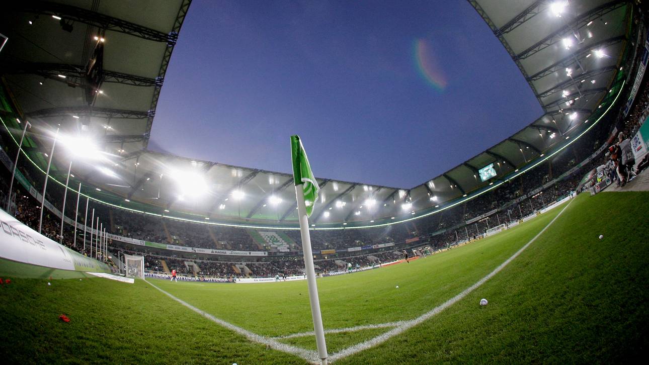 Sturm lässt Stadiondach schwanken