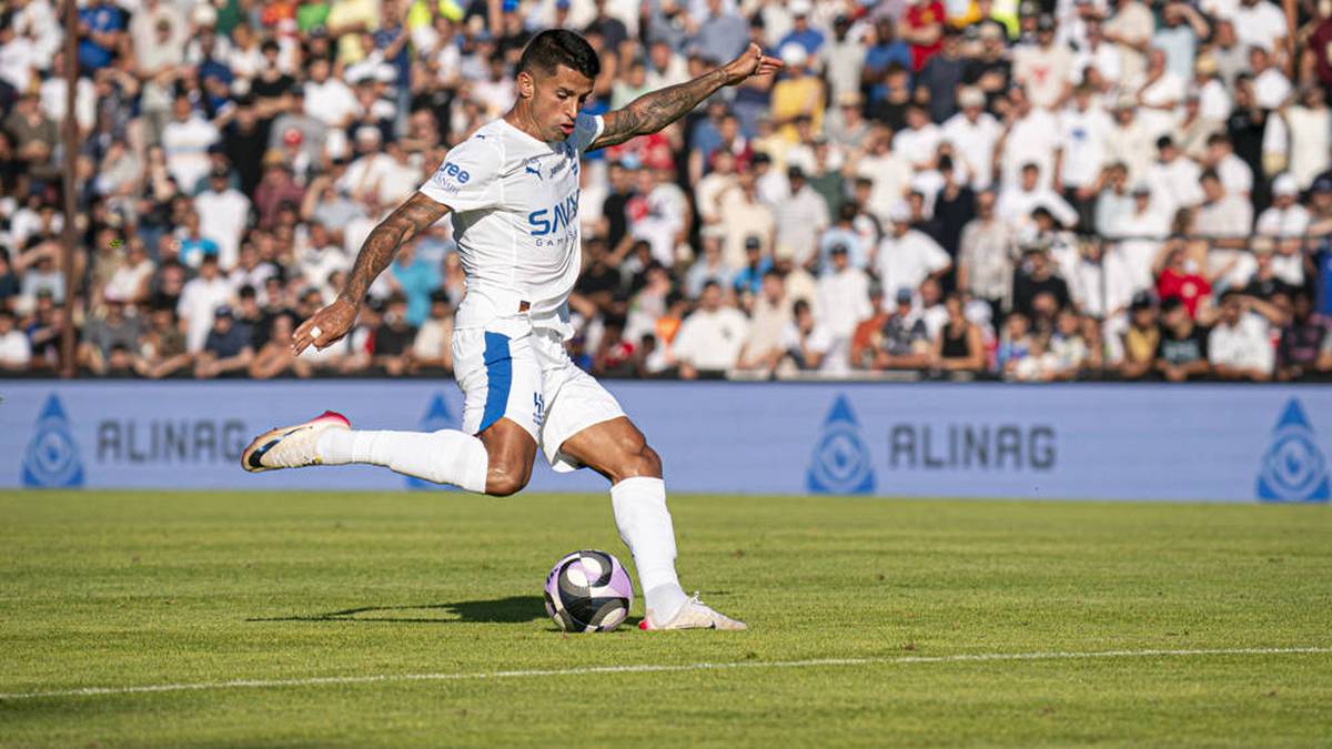 Joao Cancelo (Al-Hilal SFC):
Von Januar bis Juni 2023 lief der Portugiese beim FC Bayern auf. Ein Jahr später ging es zu Al-Hilal SFC. Nun macht Cancelo eine schwer Zeit durch und darf bis 31. Dezember nicht spielen. Sein Team hat ihn nicht gemeldet.