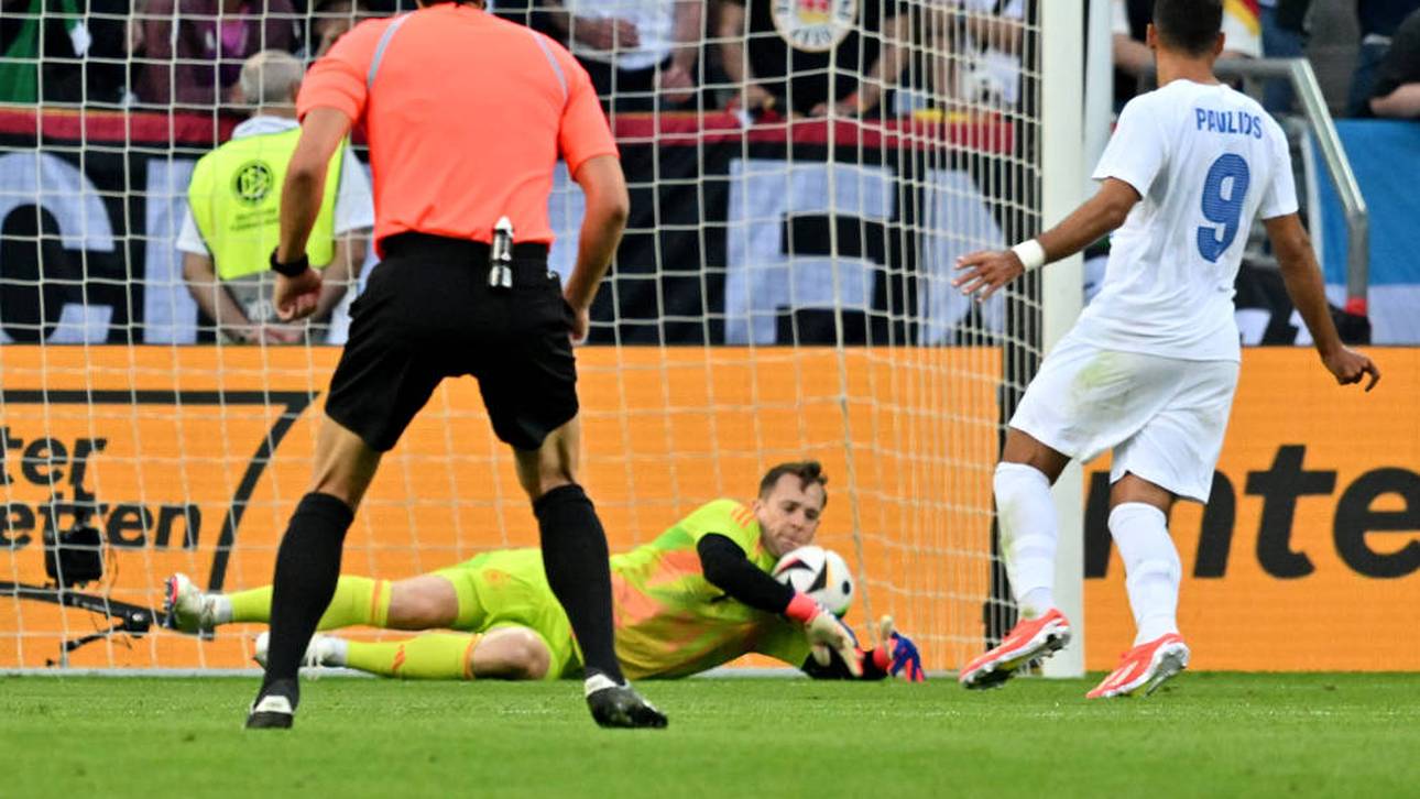 Manuel Neuer konnte einen Schuss von Christos Tzolis nicht festhalten