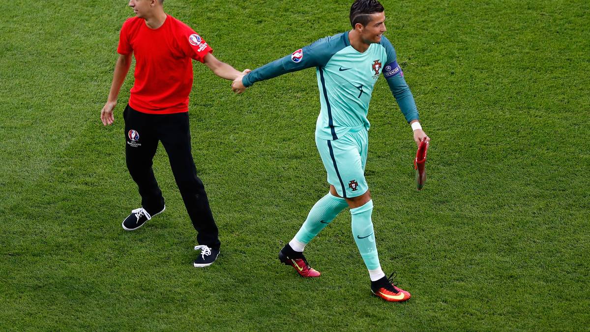 Es folgt eine freundliche Verabschiedung. Das Spiel wird der Volunteer nach der Aktion aber wohl nicht mehr im Stadion erleben