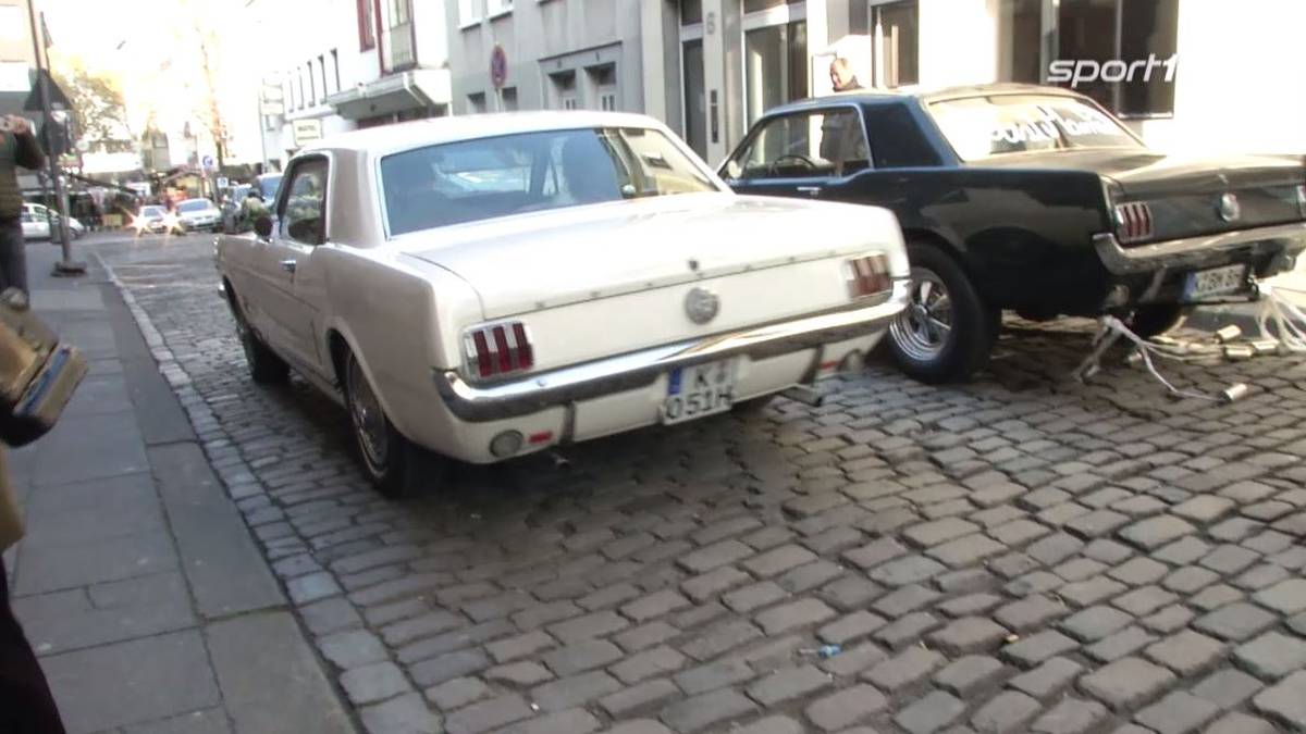 ...und das Paar düst in einem weißen Oldtimer von dannen