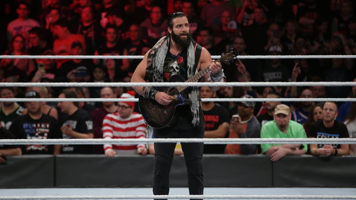 Elias mit dem Nummer 6 nutzt den leer geräumten Ring zu einer kleinen Gitarren-Einlage. Was man als WWE-Wrestler halt manchmal so macht