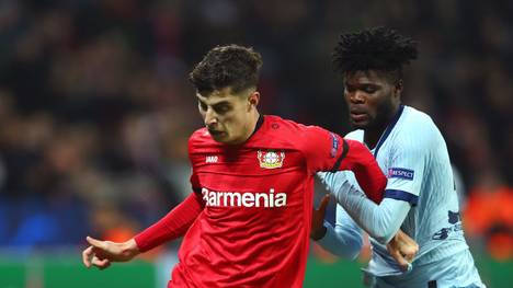 LEVERKUSEN, GERMANY - NOVEMBER 06: Kai Havertz of Bayer 04 Leverkusen battles for possession with Thomas Partey of Atletico Madrid  during the UEFA Champions League group D match between Bayer Leverkusen and Atletico Madrid at BayArena on November 06, 2019 in Leverkusen, Germany. (Photo by Lars Baron/Bongarts/Getty Images)