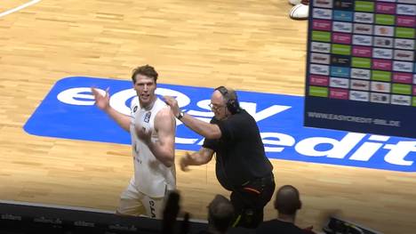 Der knappe Sieg der Niners Chemnitz über die Veolia Towers Hamburg sorgt beim Heimpublikum für überschwängliche Euphorie, die leider so weit reicht, dass Hamburger Spieler beleidigt wurden. Auch noch während des Interviews nach dem Spiel, weshalb Forward Lukas Meisner dieses abbricht.