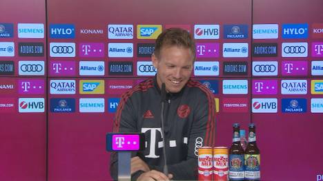 Leon Goretzka verlängert seinen Vertrag bei den Bayern bis 2026. Sein Trainer Julian Nagelsmann ist froh über den Verbleib, foppt seinen Mittelfeldspieler aber auf der Pressekonferenz.
