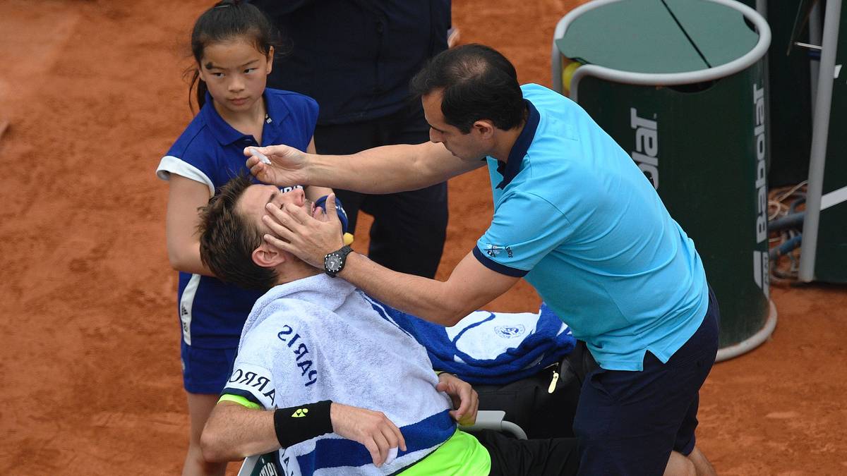 Probleme mit den Augen hat Titelverteidiger Stan Wawrinka. Ein Physiotherapeut verabreicht ihm Tropfen