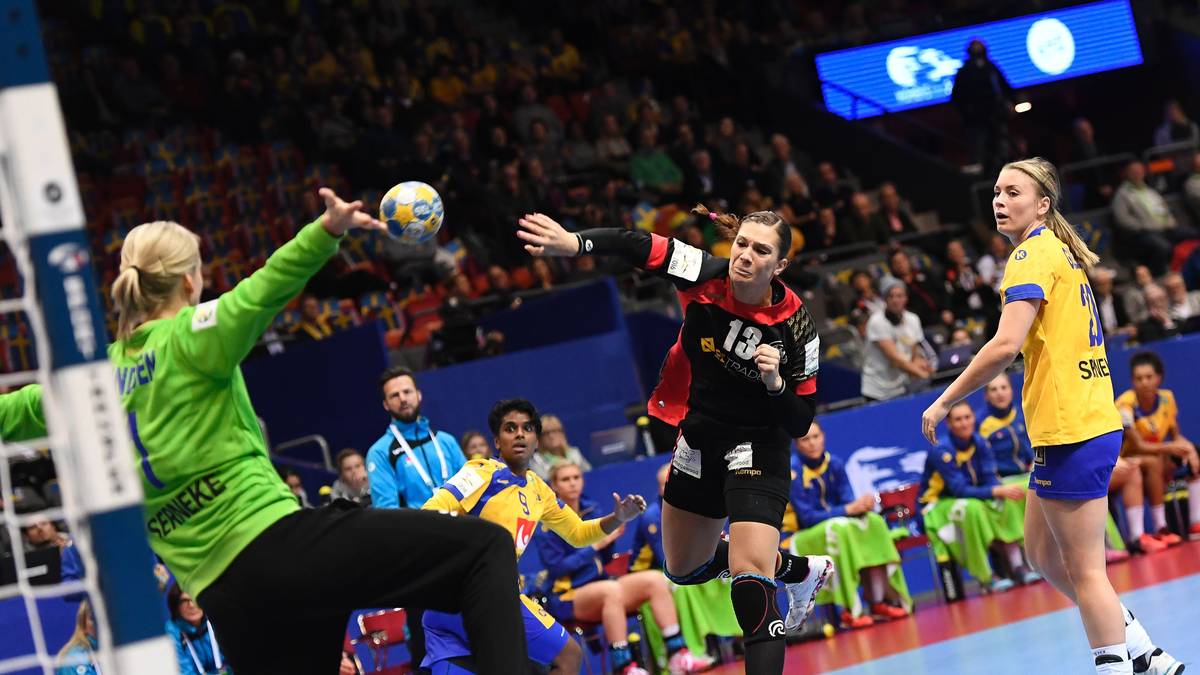 JULIA BEHNKE: Die Kreisläuferin ist ganze 16 Zentimeter größer als Teamkollegin Loerper. Behnke durchlief alle Jugendmannschaften des DHB. Seit 2013 ist die 24-Jährige fester Bestandteil im A-Kader, lief bislang 39 Mal mit dem Adler auf der Brust auf