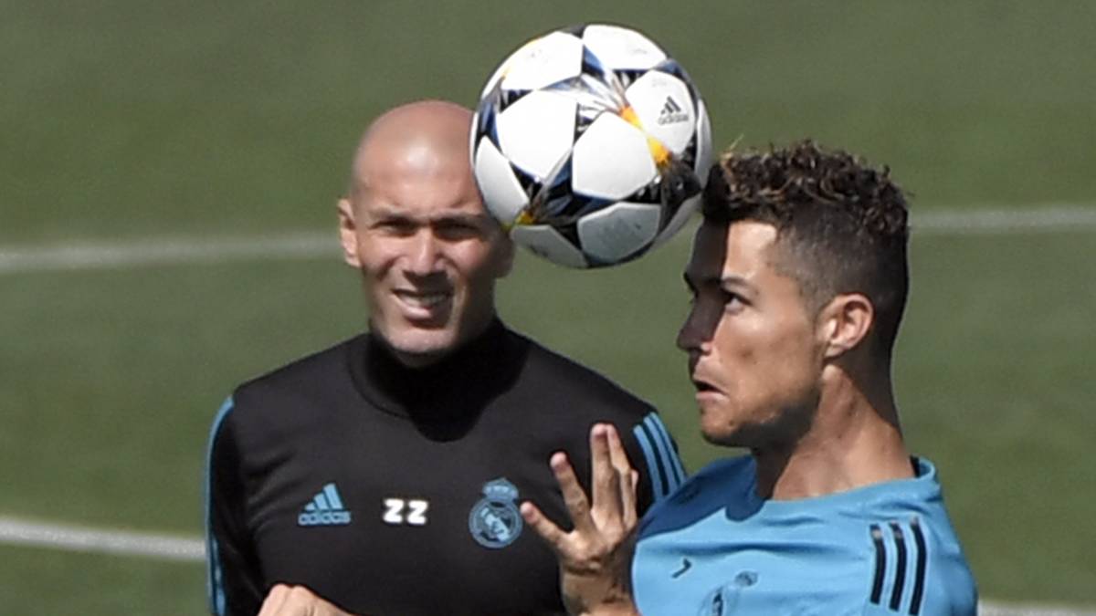 TRAINING: Ronaldo ist der personifizierte Ehrgeiz. Mit hartem Training hat er es so weit gebracht. "Mein biologisches Alter ist 23", sagt der selbstbewusste Torjäger von sich selbst. Sein Trainer Zinedine Zidane meint: "Cristianos Fitness ist außergewöhnlich"