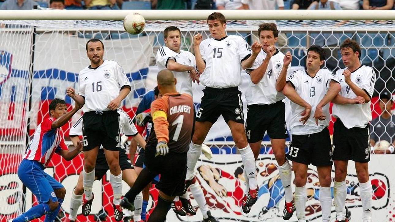 Torwart Chilavert wurde für seine Freistöße - wie hier bei der WM 2002 gegen Deutschland - gefürchtet
