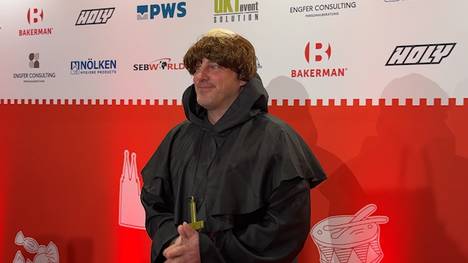 Fünfte Jahreszeit im Rheinland. Passend dazu werfen sich die Profis vom FC für die Karnevalssitzung ordentlich in Schale.