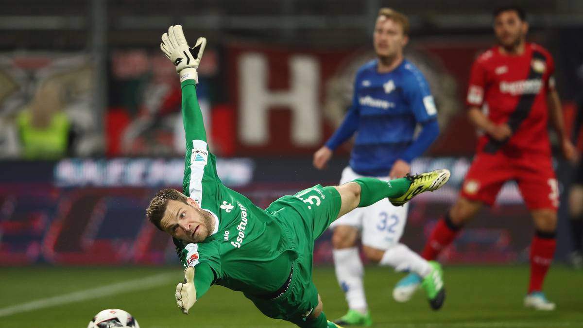 Doch Leverkusen gelingt der bessere Start. Julian Brandts Schuss erwischt SVD-Torhüter Michael Esser nicht mehr (15. Minute)