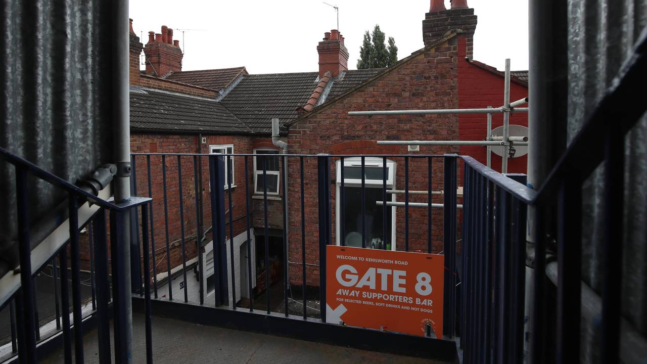 EFL Championship: Kurioser Eingang! Über Garten in Auswärtsblock bei Luton Town