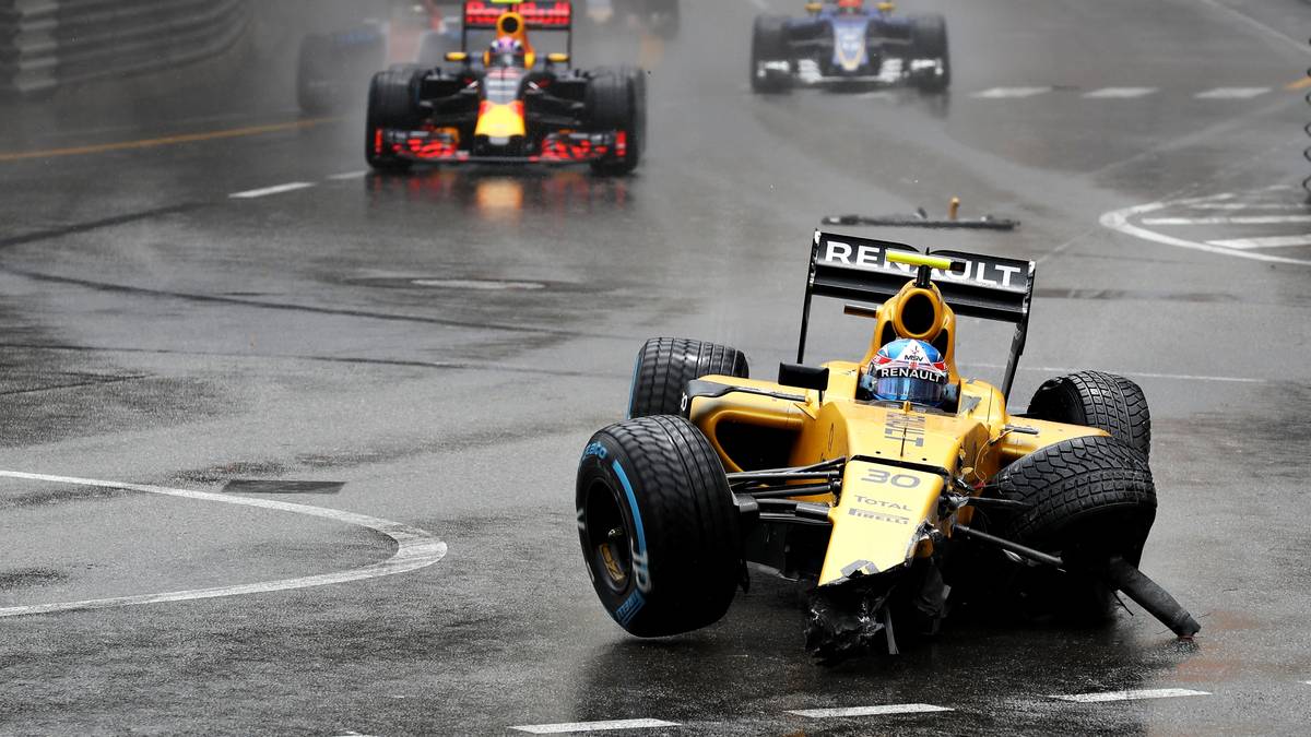 Aquaplaning ist eine fiese Sache. Als sein Renault auf der Start-Ziel-Geraden direkt nach Rennfreigabe auf dem Wasser aufsetzt, hat der Engländer überhaupt keine Chance zu reagieren. Allerdings sind alle anderen an besagter Stelle ohne Probleme mehrfach vorbeigekommen. Der Eindruck, in der Formel 1 überfordert zu sein, verstärkt sich