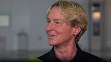 Die deutschen Frauen haben sich am Dienstag auf den langen Weg nach Australien gemacht. Bundestrainerin Martina Voss-Tecklenburg hat einen klaren Plan für die Tage nach der Ankunft in Down Under.