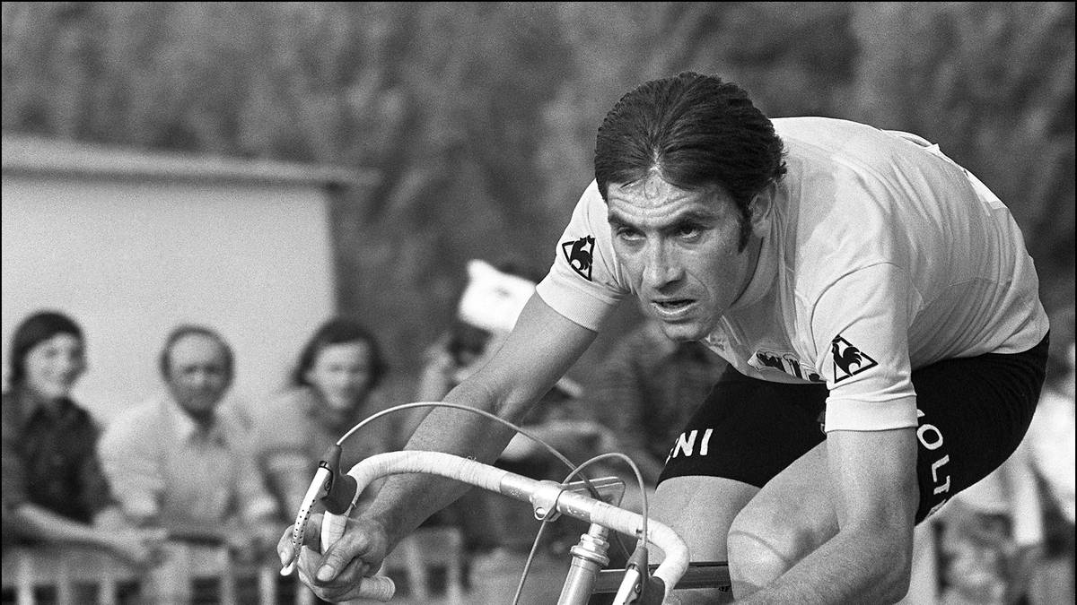 Aber auch bei Klassiker-Rennen, Sechstagerennen oder auf der Bahn war der Belgier eine Macht. Insgesamt stehen für ihn 525 Siege auf der Straße zu Buche. Dazu gesellen sich 98 Siege auf der Bahn und zwei Triumphe in Querfeldein-Rennen