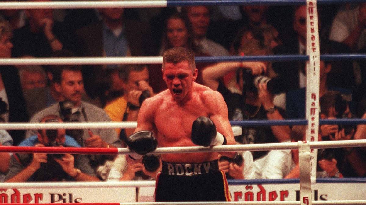 Wegen Schlagens nach einem Unterbrechungs-Kommando wird Rocky vom Ringrichter disqualifiziert. Michalczewski provoziert den Abbruch durch Signalisieren der Kampfunfähigkeit - Rocchigiani wertet dies im Anschluss als Simulieren
