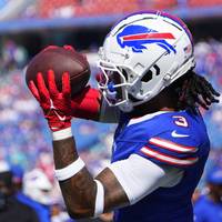 Wunderschöne Szenen in der NFL. Damar Hamlin ist zurück auf dem Feld und versetzt die Fans in Ekstase.