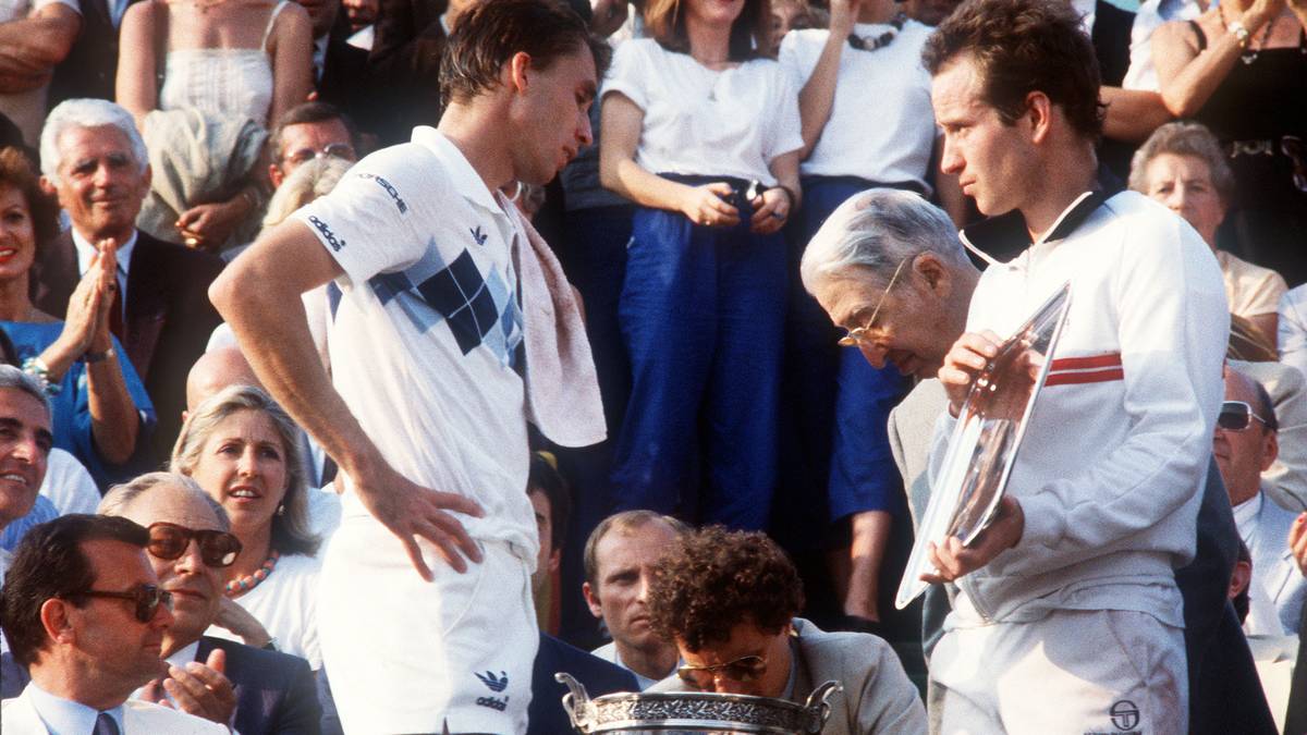 In einem packenden Spiel führt McEnroe 2:0 nach Sätzen. Dann gleicht Lendl im Tiebreak zum 2:2 aus. Auch der entscheidende fünfte Satz geht in den Tiebreak. Diesen verliert McEnroe auf dramatische Art und Weise und muss sich am Ende mit Silber begnügen. Später sagt er: "Es war für mich das beste und schlimmste Match zugleich"
