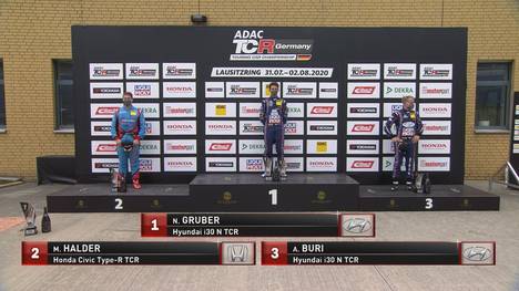 Österreicher Gruber gewinnt das erste Rennen der TCR Germany am Lausitzring. Halder verdrängt Buri von Platz zwei.
