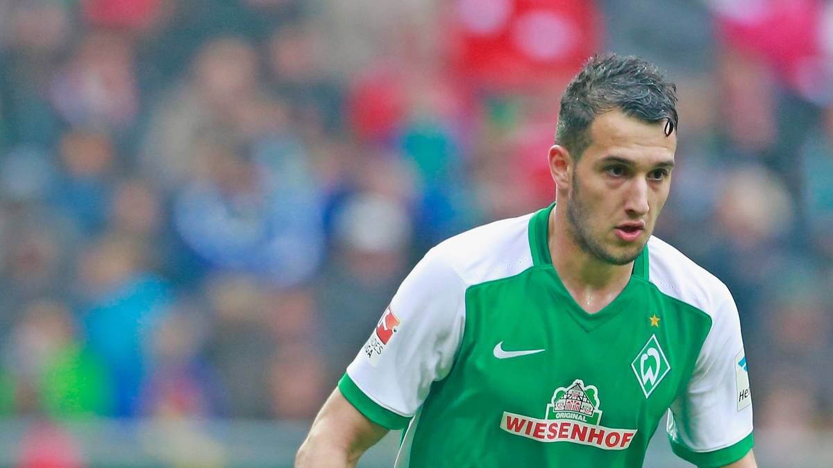 Keine Spielereien bei Bremen: Schlicht im Werder-typischen Grün. Der Verein will mit V-Ausschnitt und weiß abgesetzten Ärmeln an die Vereinstradition anknüpfen