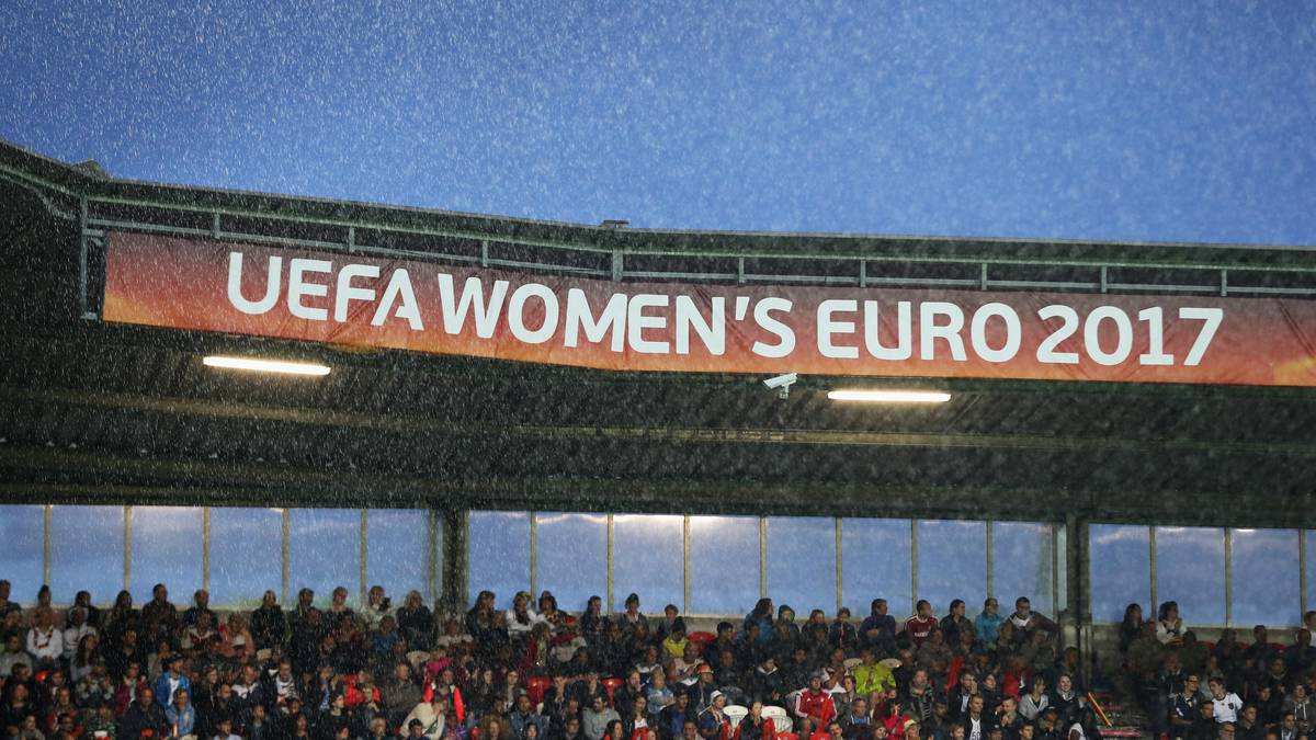 Alles ist gerichtet im Stadion Het Kasteel zu Rotterdam: Gleich soll es ausgetragen werden, das EM-Viertelfinale der Frauen zwischen Deutschland und Dänemark