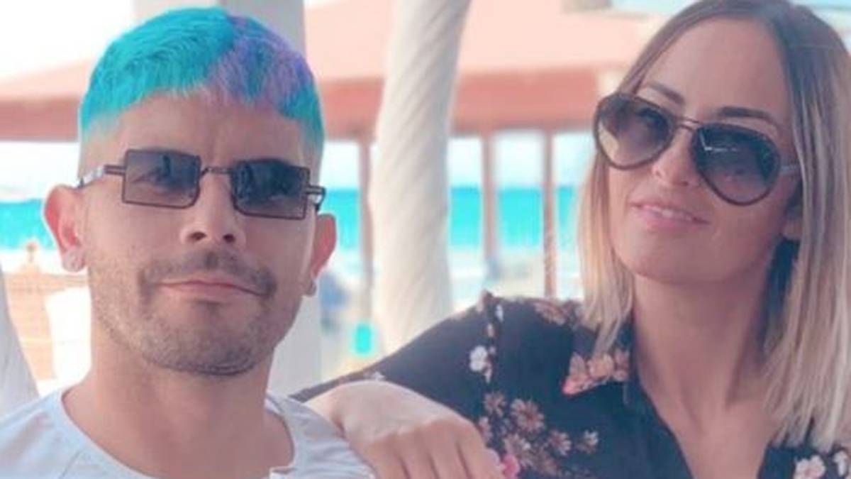Éver Banega genießt mit seiner besseren Hälfte einen Erfrischungsdrink. Passend zum Sommer hat er sich einen frischen Look zugelegt. Seine neue Haarfarbe überrascht dann aber doch 