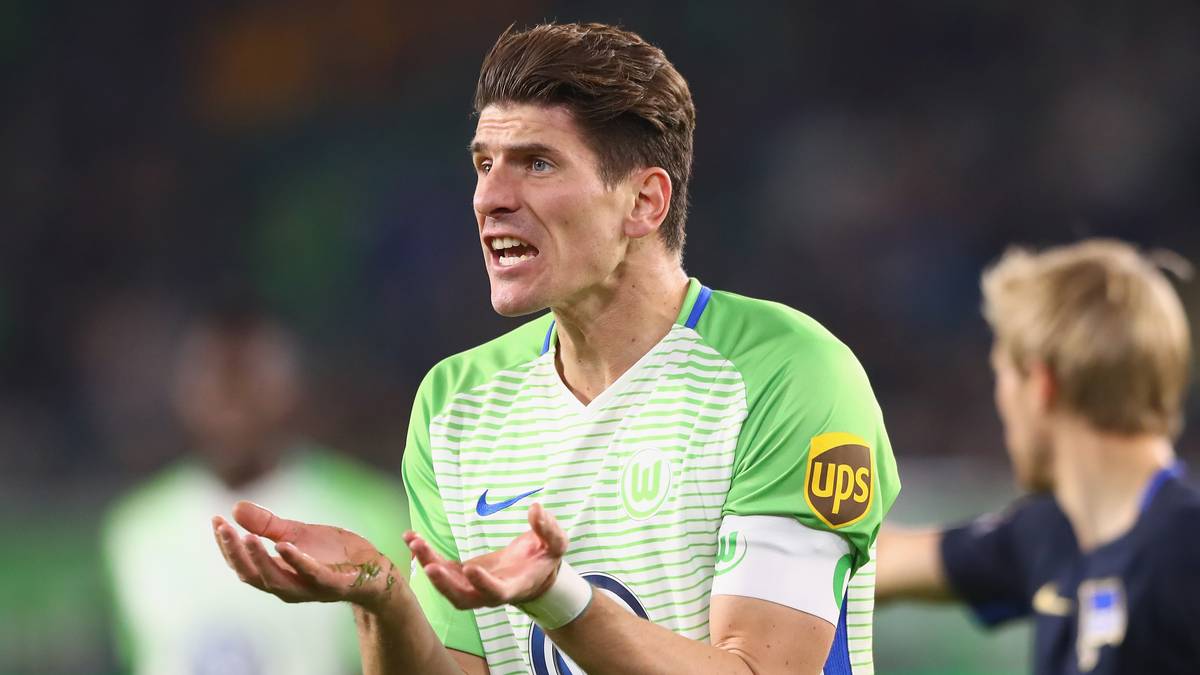 Doch die Freude währt nur kurz, der Schiedsrichter bemüht den Videobeweis. Dabei stellt sich heraus, dass Gomez im Abseits stand. Der Treffer zählt also nicht