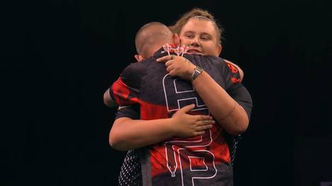 Beau Greaves zeigt im ersten Gruppenspiel des Grand Slam of Darts ein starkes Spiel, verliert dann aber knapp mit 5:4 gegen Nathan Aspinall.