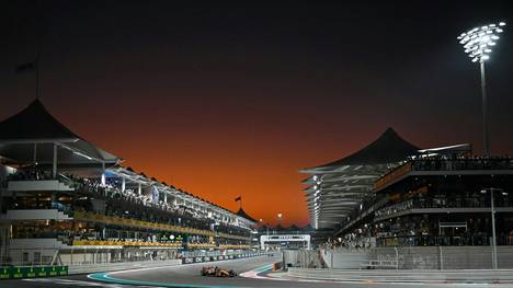 Lando Norris unter orangem Himmel in Abu Dhabi