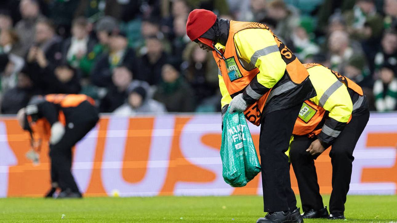 Die Ordner sammelten die Tennisbälle auf