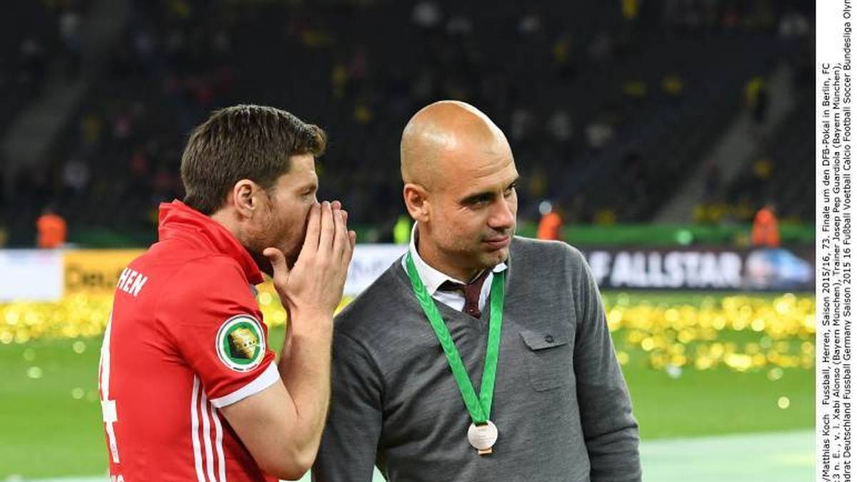 Xabi Alonso und Pep Guardiola nach dem DFB-Pokal-Finale 2016 gegen Borussia Dortmund
