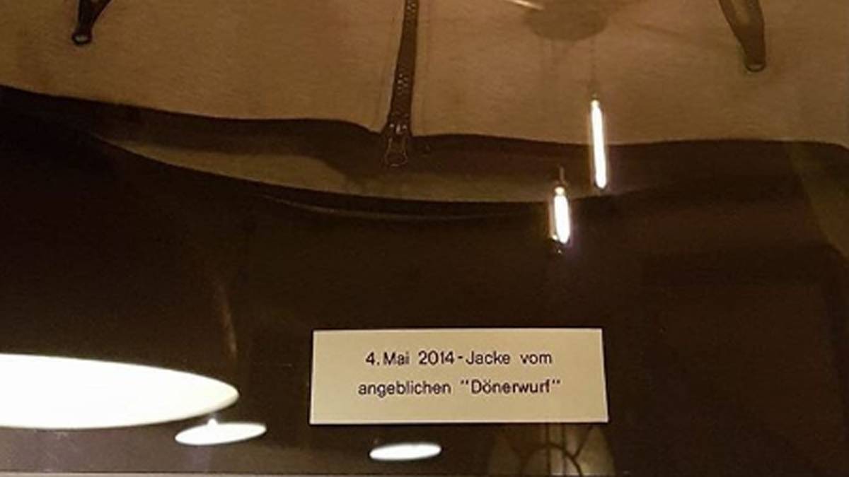 Bei Instagram postet Großkreutz ein Foto einer Jacke. Es soll das Kleidungsstück sein, das den Dönerwurf abbekommen hat 