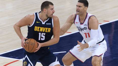 Nuggets-Trainer David Adelman lobt die Leistung von seinem Spieler Nikola Jokić nach dem 142:138-Sieg gegen die Minnesota Timberwolves. Jokić erzielte ein 56-Punkte-Triple-Double und führte das Team zum Overtime-Sieg.