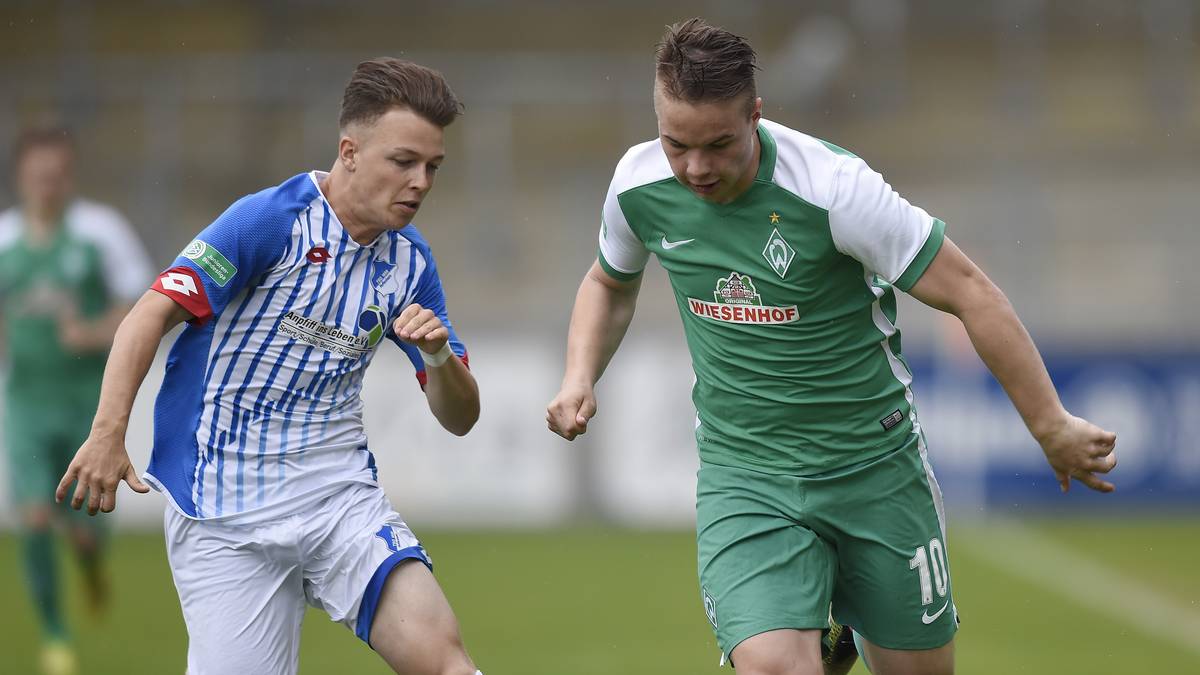 2016: Auch 2016 stehen die Junioren der TSG Hoffenheim im Halbfinale, wo die Mannschaft um DENNIS GEIGER (l.) und Gregor Kobel Werder Bremen in Schach halten kann. Für die Bremer stürmt damals Johannes Eggestein