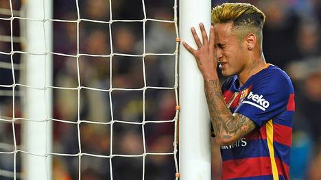 Neymar vom FC Barcelona am Pfosten
