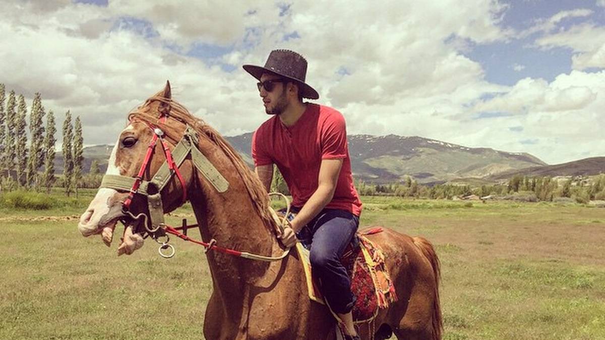 Davon hat der kleine Hakan bestimmt immer geträumt. Hakan Calhanoglu darf endlich Cowboy sein. Auf jeden Fall muss der Türke ein guter Witzeerzähler sein - das Pferd lacht sich schlapp