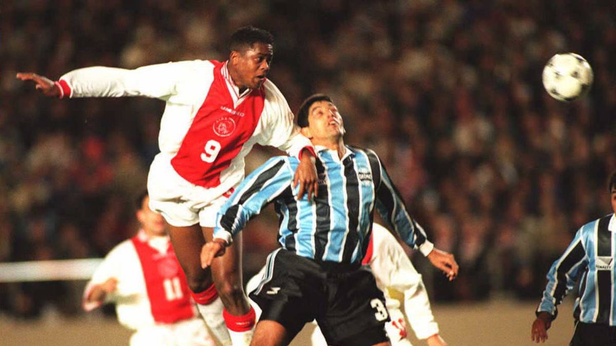 PATRICK KLUIVERT: Mit sieben verkleidet er sich als Klub-Maskottchen, zehn Jahre später beginnt für den Niederländer die Profi-Karriere bei Ajax. 1995 zählt er zu den Speerspitzen der Elf, die in einem Jahr die Champions League, den Weltpokal und die niederländischen Meisterschaft gewinnt