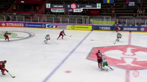 Das Halbfinale in der CHL zwischen den Frölunda Indians und Rögle Ängelholm ist lange unterbrochen. Anton Bengtsson von den Gästen wird übel getroffen und abtransportiert.