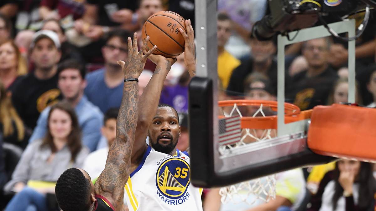KEVIN DURANT (Player Option): Es ist ziemlich wahrscheinlich, dass Durant nach seiner zweiten Meisterschaft mit den Warriors bei Golden State bleibt. Doch der Forward hat eine Spieleroption - und wird angeblich per SMS von LeBron zu den Lakers gelockt