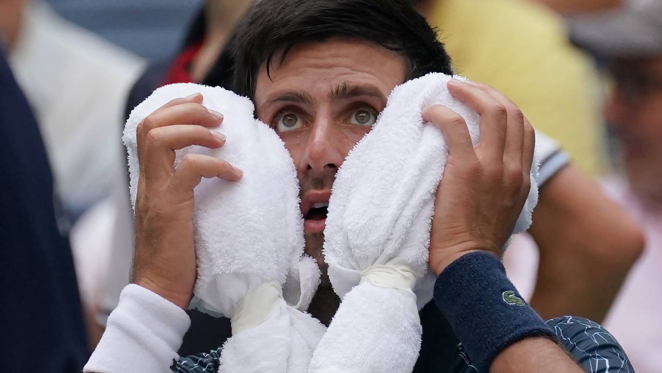 Djokovic müht sich bei Hitze weiter