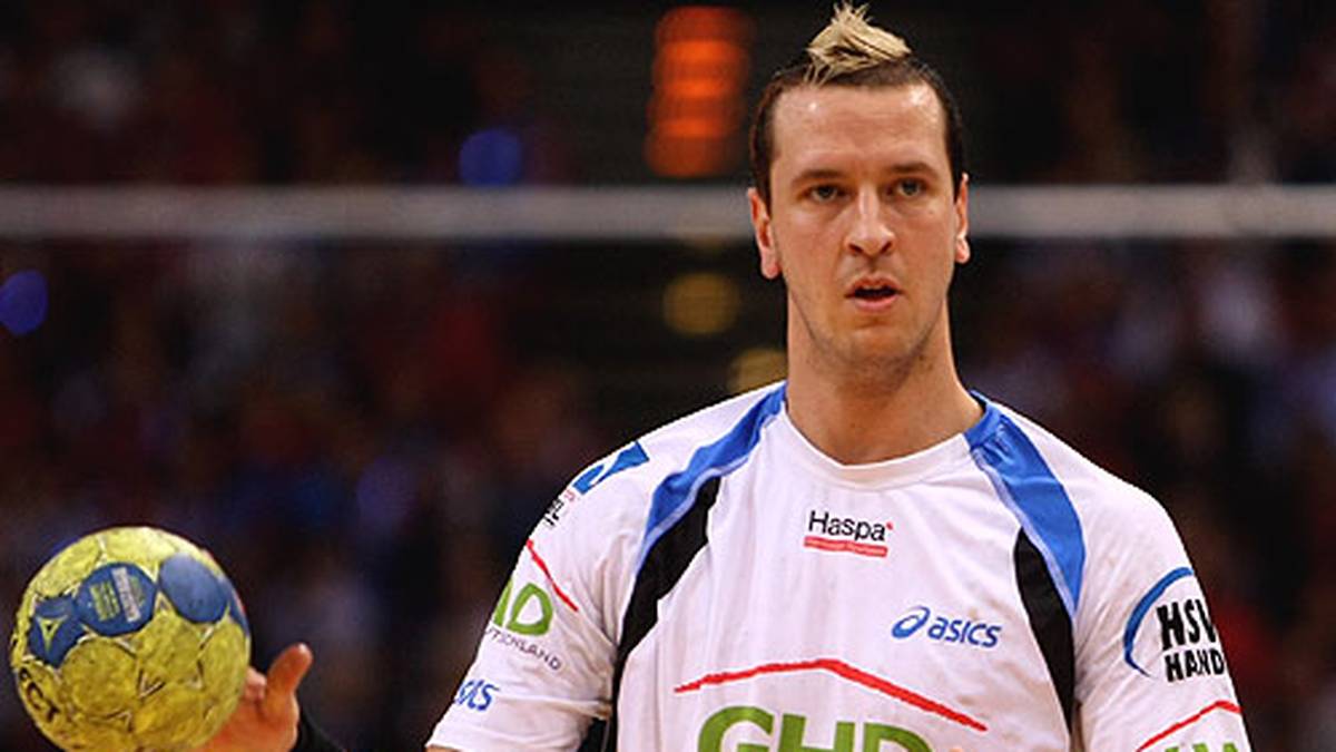 ...Heimatbesuch macht. Hens ist schon zum zweiten Mal 2009 Opfer eines Verbrechens. Im Mai wird sein BMW X6 in Hamburg geklaut