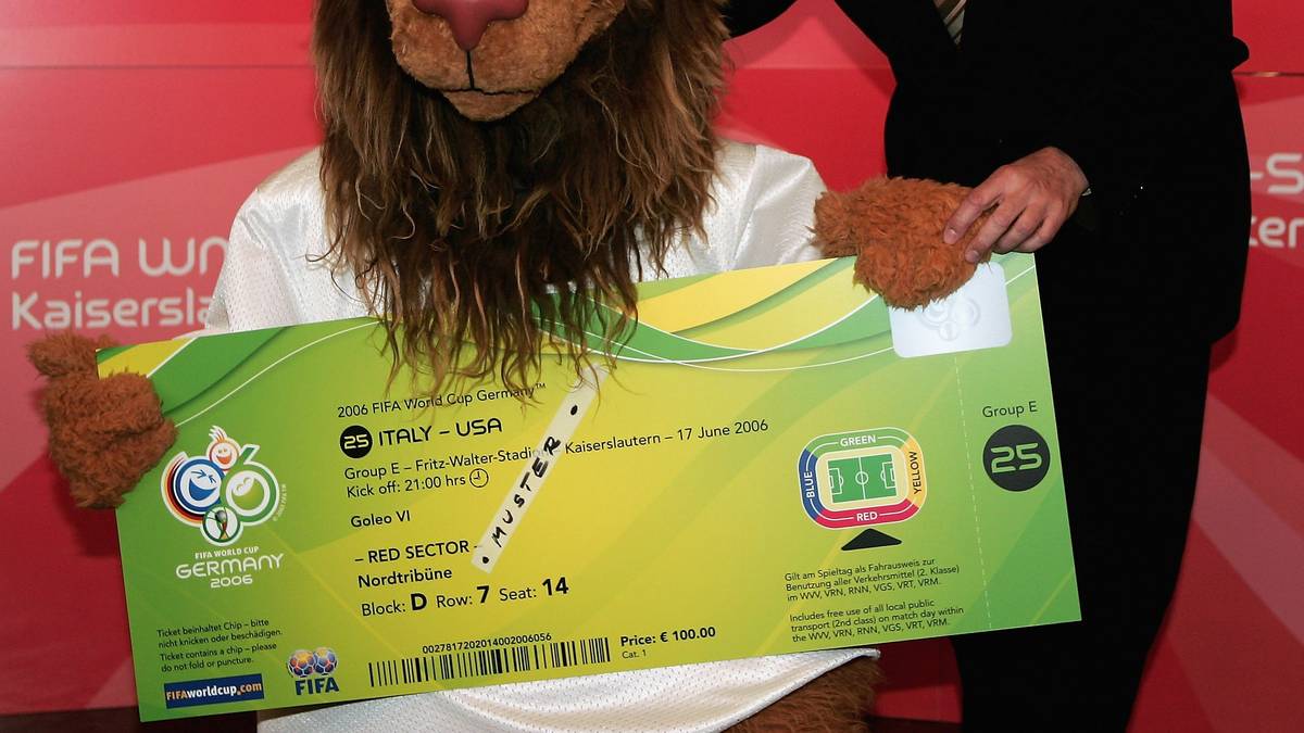 Zwischen 2001 und 2006 arbeitet er für den Erfolg der Fußball-WM in Deutschland. Als Vizepräsident des Organisationskomitees hilft er an zentraler Stelle, den Sommer 2006 zum Märchen werden zu lassen