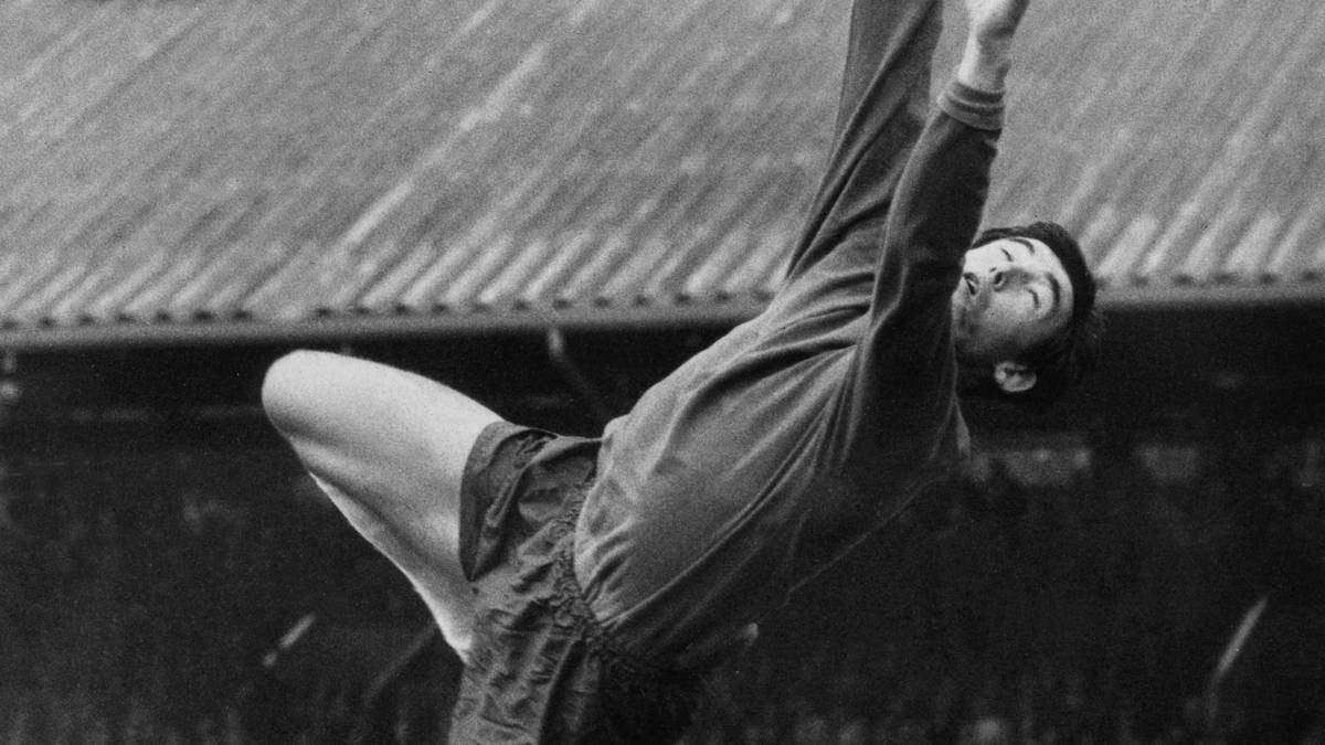 PLATZ 18 - GORDON BANKS (England): Der Schlussmann, mit dem England 1966 der WM-Triumph gelang. Aus den Reihen von Leicester City hervorgegangen. Blieb den Fußballfans der Welt weniger durch den WM-Titel in Erinnerung ...