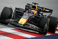 Max Verstappen dreht im Training die schnellste Runde, doch vor allem Mercedes und McLaren könnten sich am Nachmittag noch steigern.