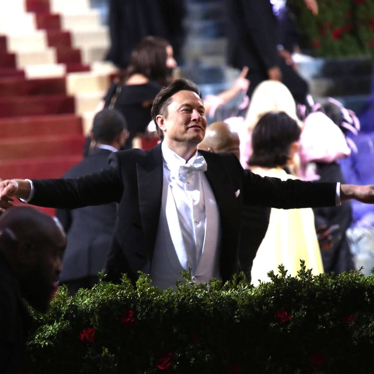 Elon Musk kündigt in den sozialen Medien den  Kauf des englischen Traditionsklubs Manchester United an. Ein Scherz, oder steckt wirklich mehr dahinter? Der Tesla-Boss klärt auf.   