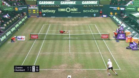 Alexander Zverev ist beim Rasenturnier im westfälischen Halle überraschend im Achtelfinale ausgeschieden. Der an Nummer drei gesetzte Hamburger unterlag dem Franzosen Ugo Humbert 6:7, 6:3, 3:6.