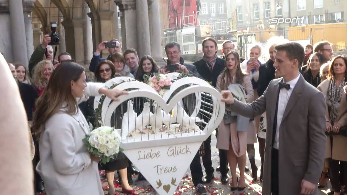 "Liebe, Glück, Treue", lautet das Ehe-Motto. Nun dürfen auch die restlichen Tauben  ausschwärmen...