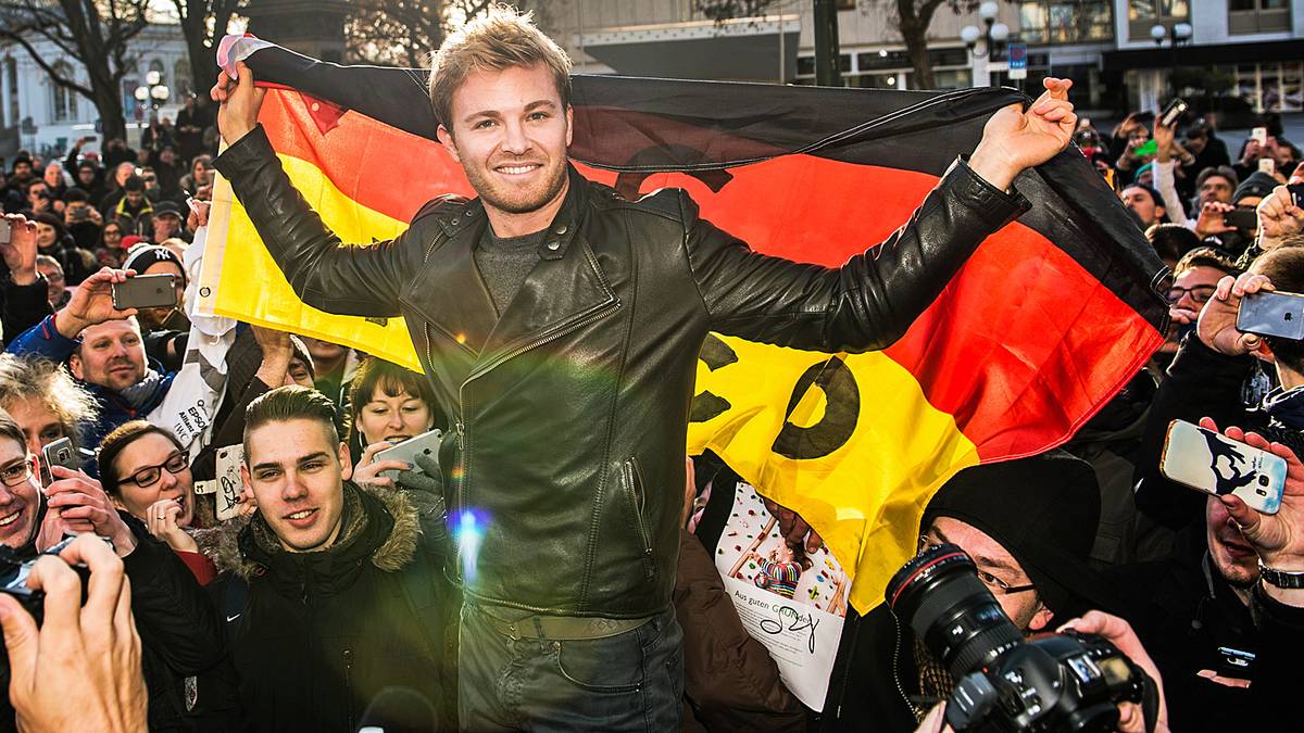 Trotz des harten Programms ist der Weltmeister überglücklich: "Langsam realisiere ich den Titelgewinn. Und da finde ich es cool, auch in Wiesbaden vorbeizuschauen und die Familie dabeizuhaben. Ich möchte die Zeit so gut wie möglich genießen."