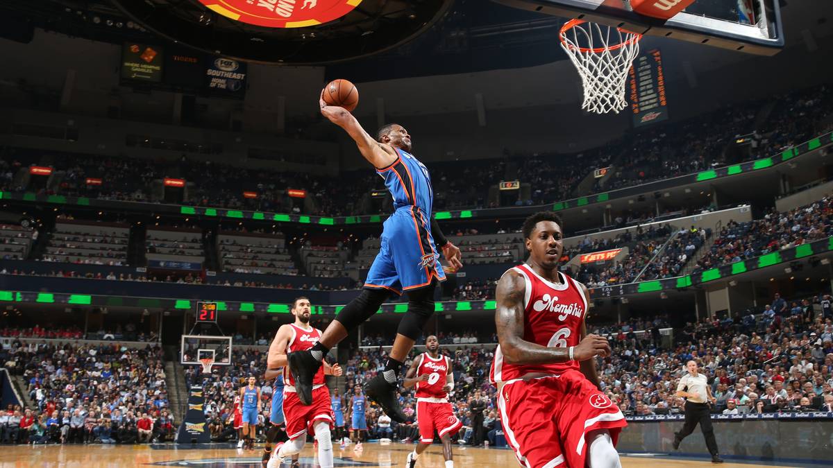 Kommt ein Baskatballer geflogen... Russell Westbrook demonstriert bei der Niederlage der Oklahoma City Thunder gegen die Memphis Grizzlies seine unnachahmliche Dynamik